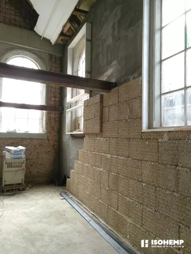 renovation-interieur-maison-eglise-blocs-de-chanvre