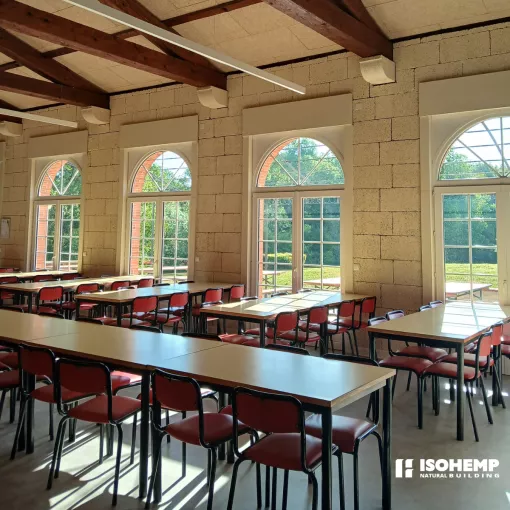 Réfectoire universitaire isolé en bloc de chanvre IsoHemp – Université Gustave Eiffel