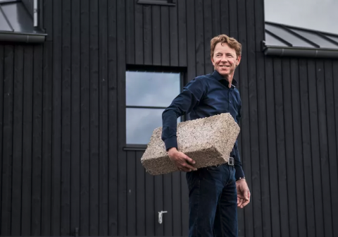 De Nederlandse meteoroloog G. Hiemstra presenteert zijn koolstofvrij huis