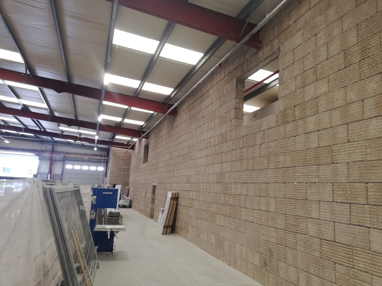 Réalisation d'un mur coupe-feu dans un hall industriel - Wavre  IsoHemp -  Construire et isoler durablement en blocs de chanvre